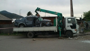 Эвакуатор с краном-манипулятором, зеленым