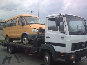 Эвакуация желтого микроавтобуса