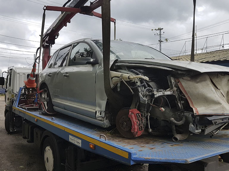 Фото авто после ДТП на платформе эвакуатора