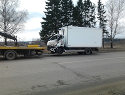 Фото процесса перевозки грузовика на эвакуаторе