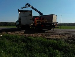 Фото процесса работы эвакуатора манипулятора