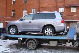 Эвакуация серебристого джипа